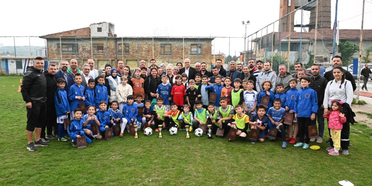 Başarılı futbolcular Başkan Bakkalcıoğlu tarafından ödüllendirildi