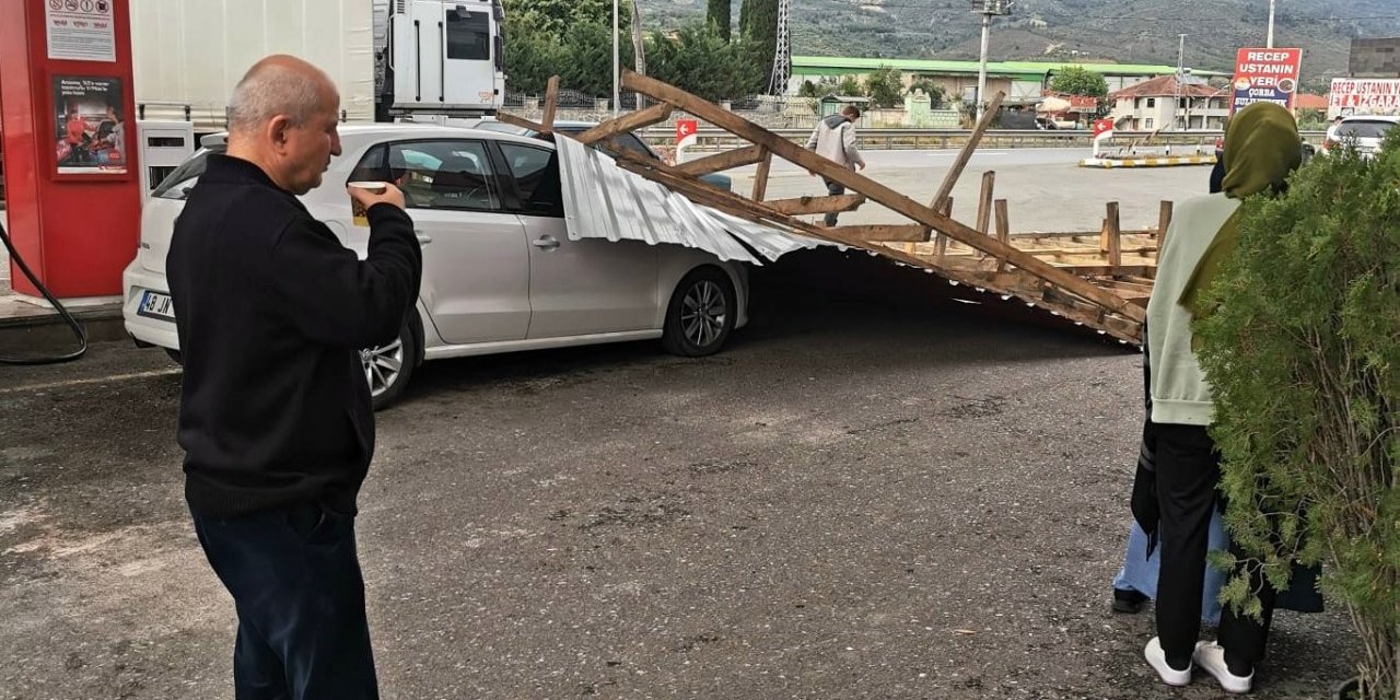 Akaryakıt İstasyonunun Çatısı Otomobilin Üzerine Düştü