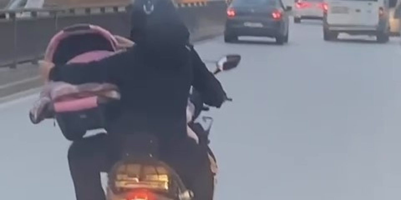 Motosiklet Üzerinde Bebeği Pusetiyle Taşıdı