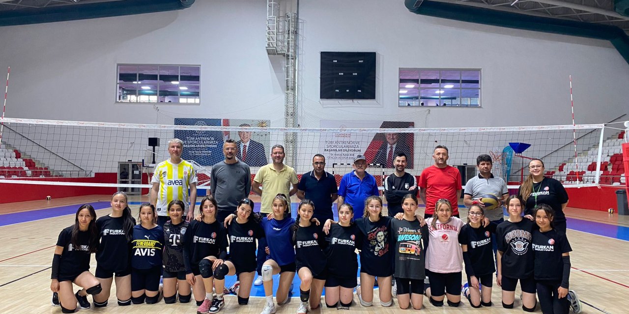 Gençlik Haftası'nda Ailelere Voleybol Etkinliği