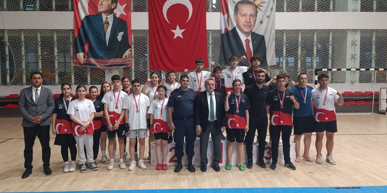 Kaymakam Öztürk Başarılı Sporculara Ödüllerini Verdi