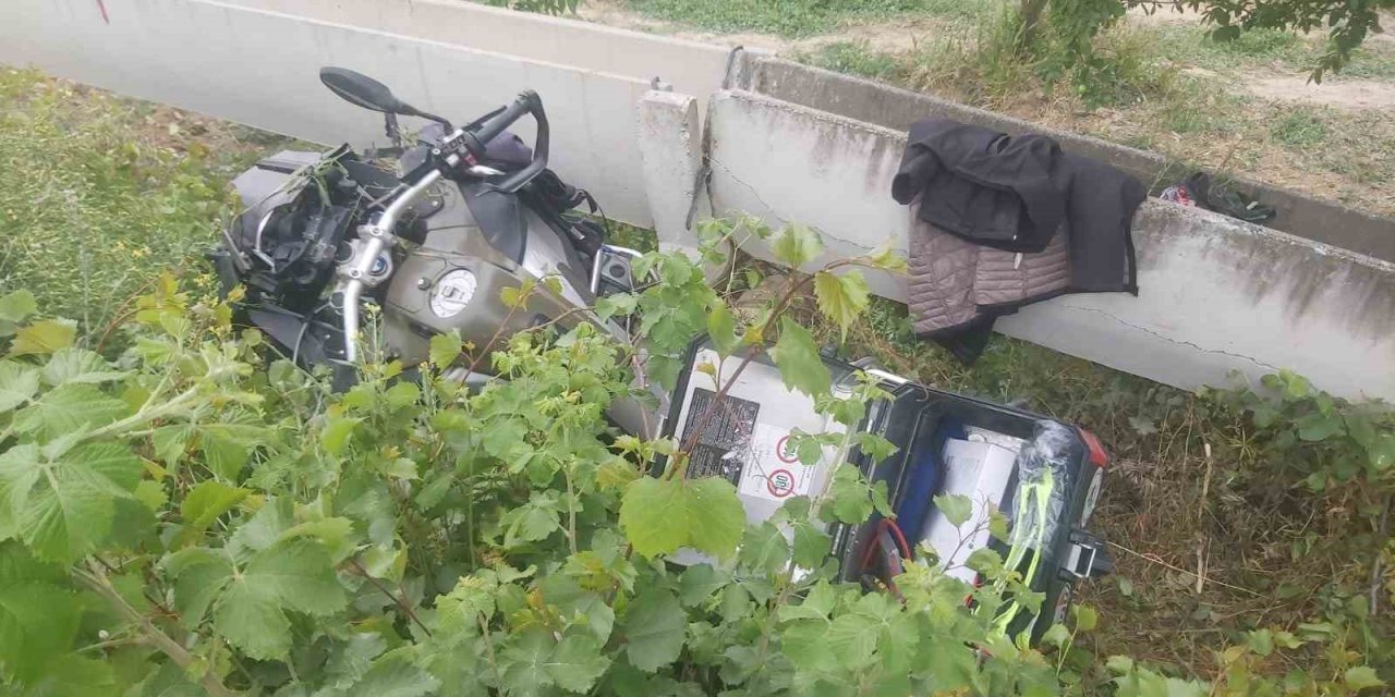 Virajı Alamayan Motosiklet Su Kanalına Çarptı