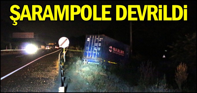 TIR ŞARAMPOLE DEVRİLDİ
