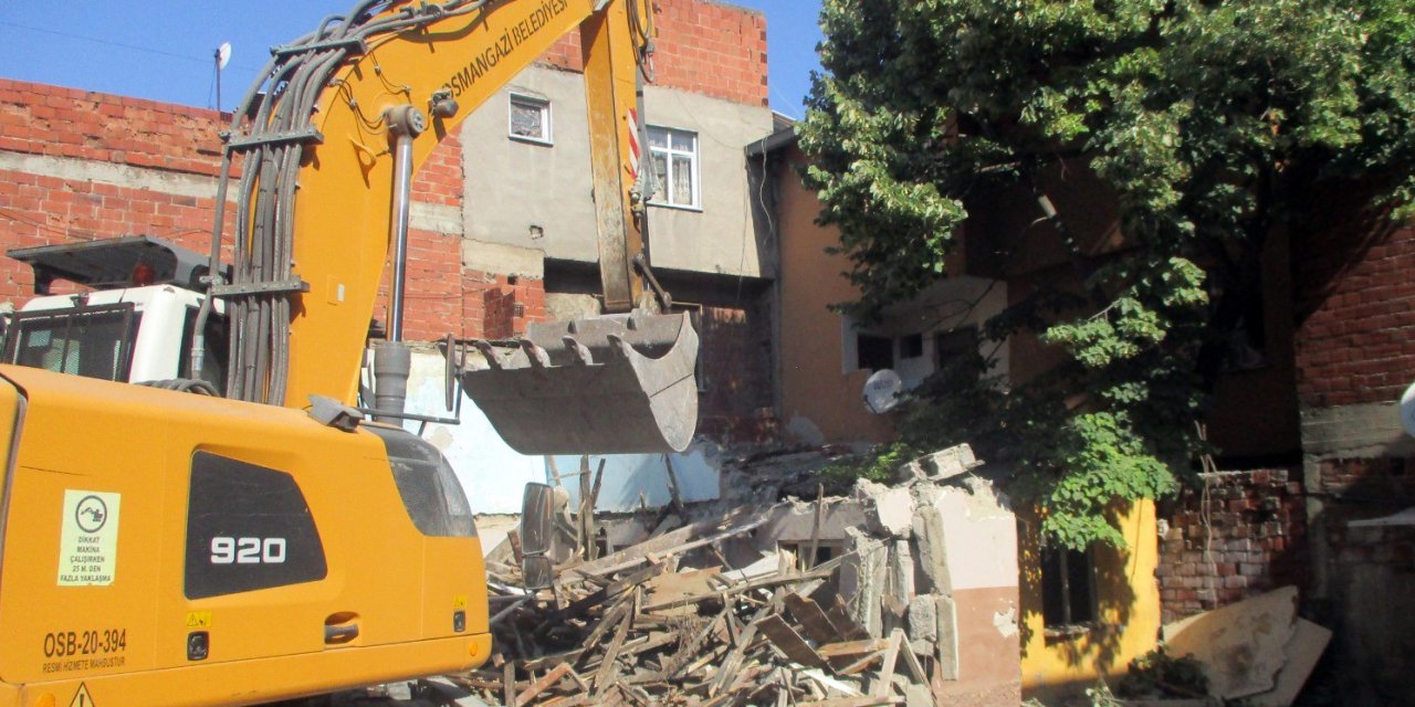 Tehlike Saçan Metruk Binalar Yıkılıyor