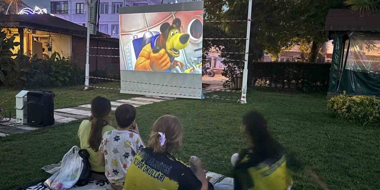 Miniklere Özel Çizgi Film Gecesi Düzenlendi