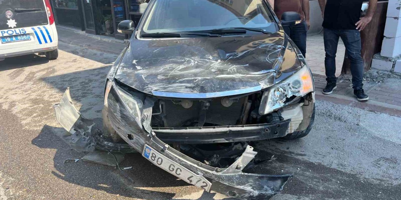 Kontrolden Çıkan Otomobil Önce Araca, Sonra 2 Kafeye Çarptı