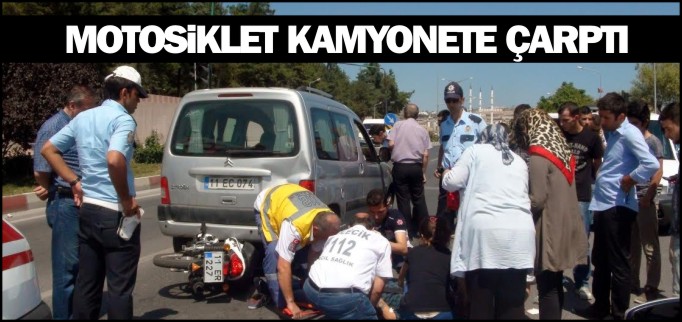 MOTOSİKLET KAMYONETE ÇARPTI