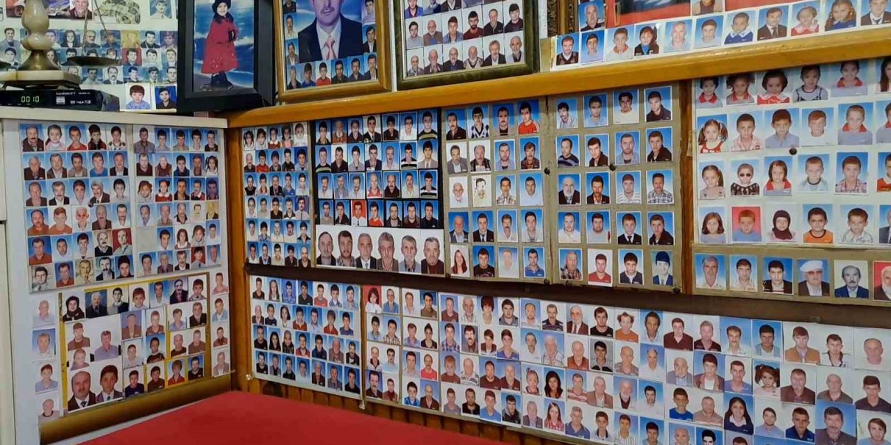 Müşterilerinin Vesikalık Fotoğraflarını 38 Yıldır Sergiliyor