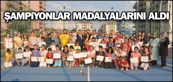 TENİS ŞAMPİYONLARI MADALYALARINI ALDI