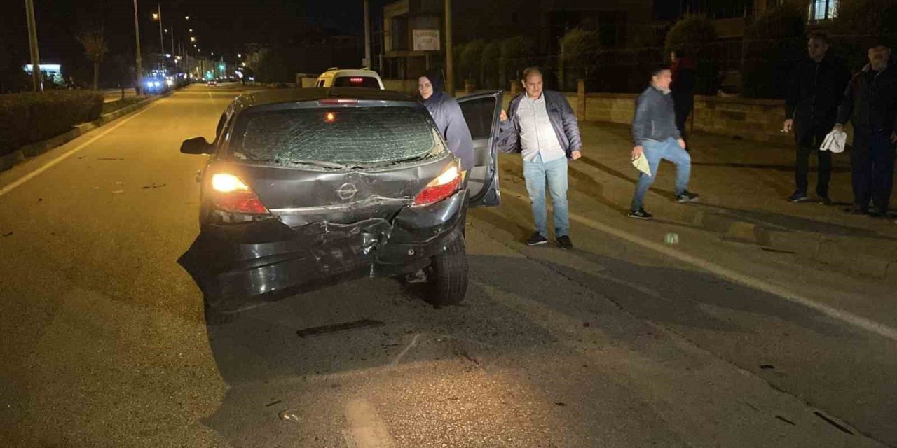 2 Otomobil Çarpıştı: 4 Yaralı