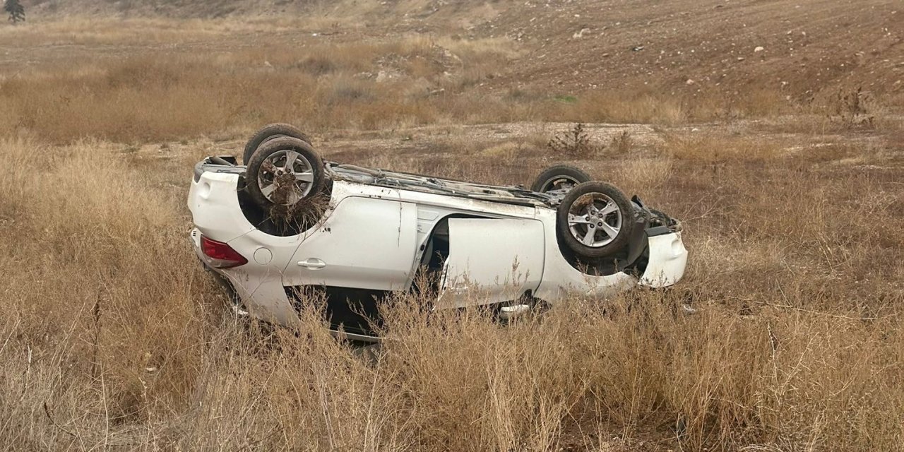 Kayganlaşan Yolda Kontrolden Çıkan Otomobil Şarampole Yuvarlandı