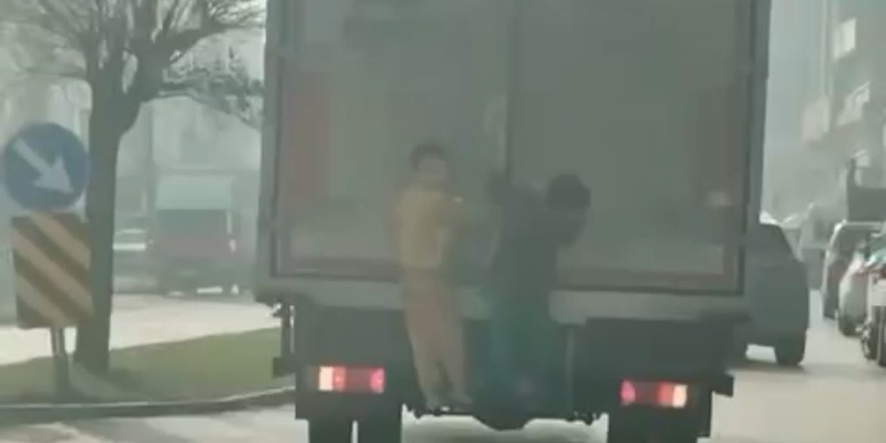 Çocukların Tehlikeli Oyunu Kameraya Yansıdı: Kamyonun Arkasına Tutunup Dakikalarca İlerlediler