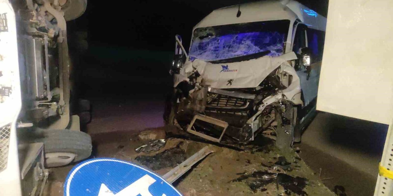 İşçi Servisleri Çarpıştı: 20 Yaralı