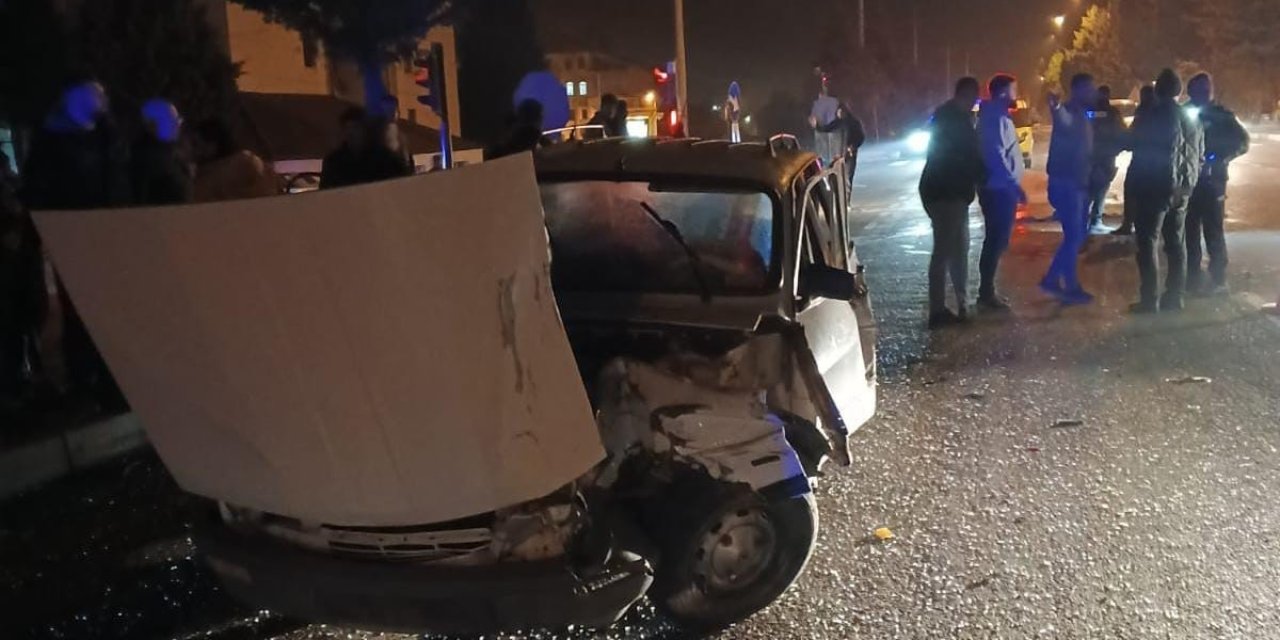 Otomobil İle Kamyon Çarpıştı: 2 Yaralı