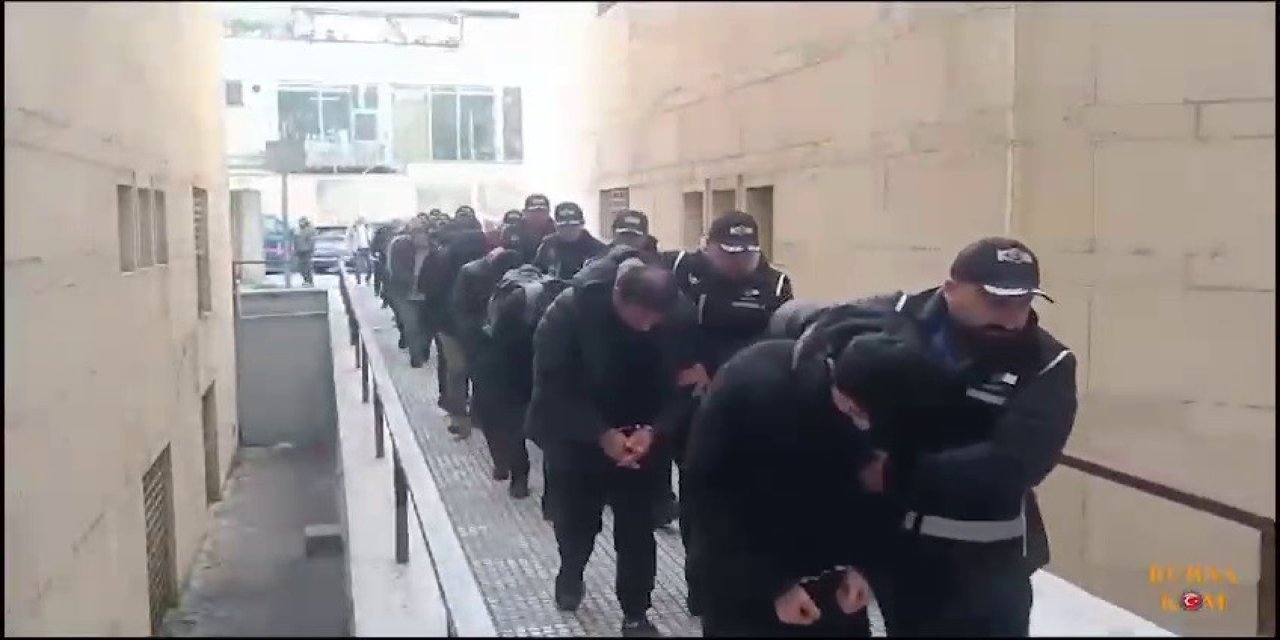 “Kredi Çekeceğiz” Vaadiyle 20 Milyon Dolandırdılar... 14 Kişi Tutuklandı