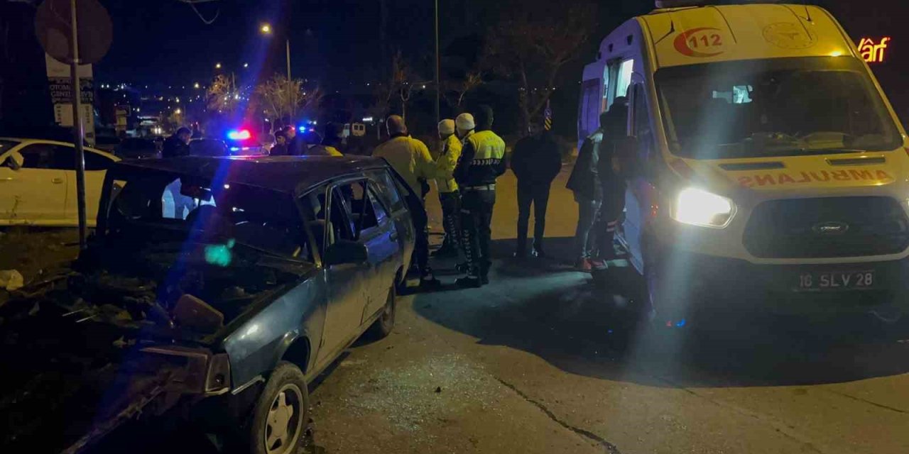 Araç Kafa Kafaya Çarpıştı: Sıkışan Sürücü Yaralandı