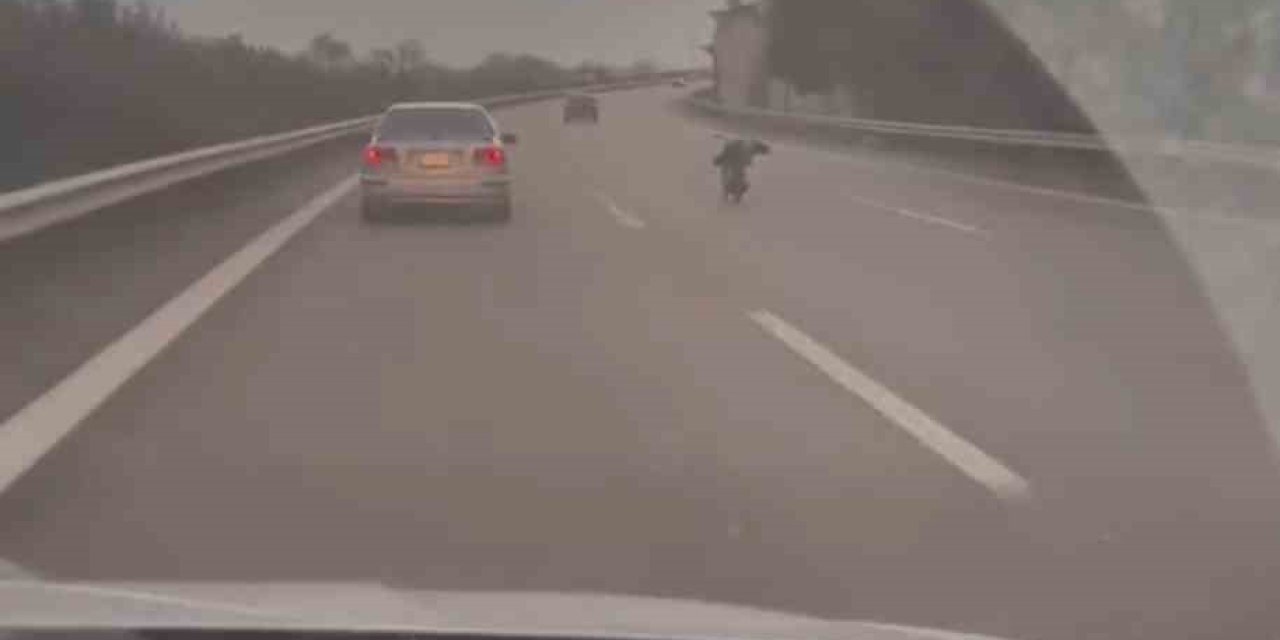 Otobanda Motosikletini Yatarak Kullandı
