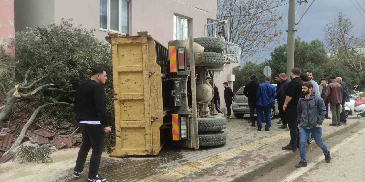 Hafriyat Yüklü Kamyon Dehşet Saçtı