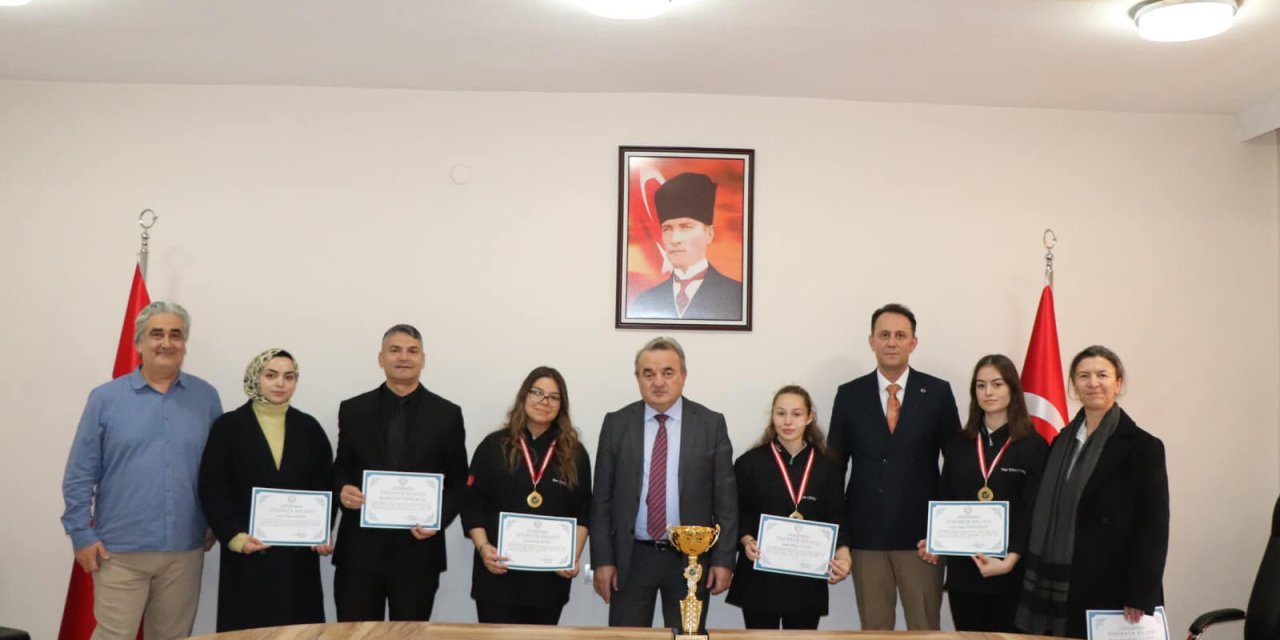 Kaymakam Öztürk'ten Öğrencilere Başarı Belgesi