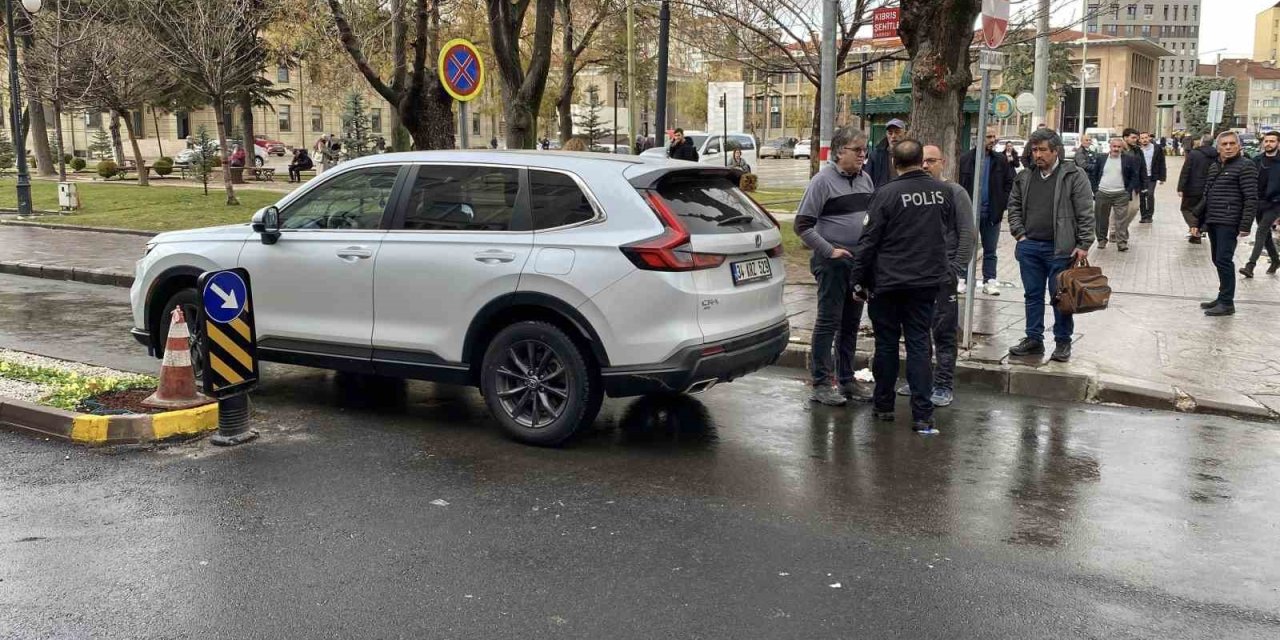 Karşıya geçerken aracın aynası çarpan adam başından yaralandı