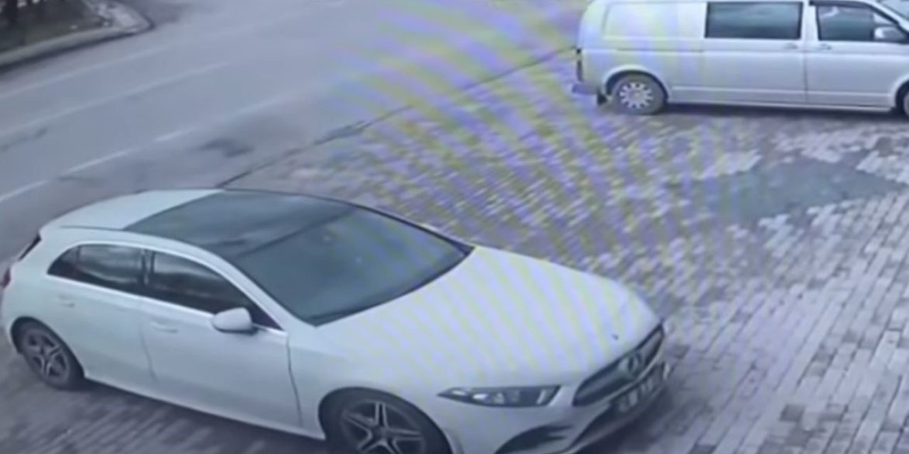 Dönüş yaparken arkadan gelen otomobil çarptı