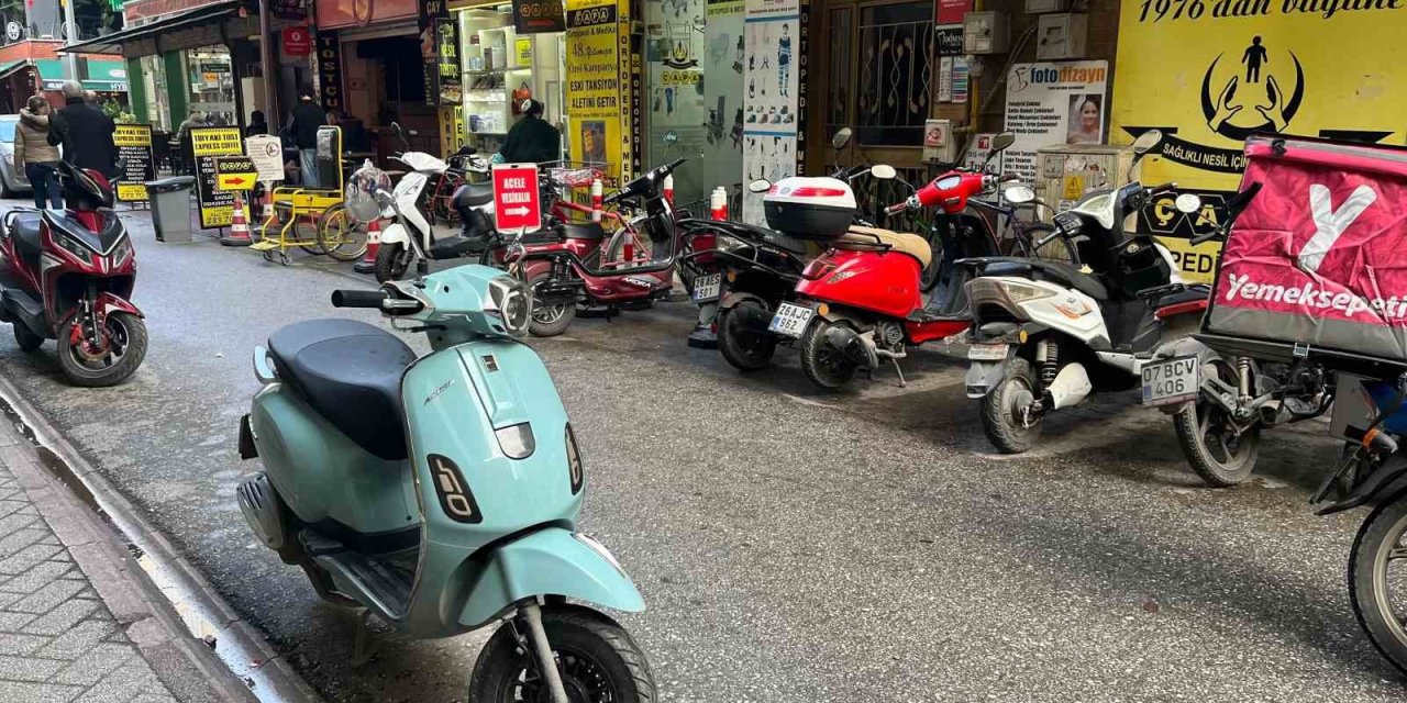 Sokak Ortasına Park Edilen Motosikletler Yayaların Geçişini Kısıtlıyor