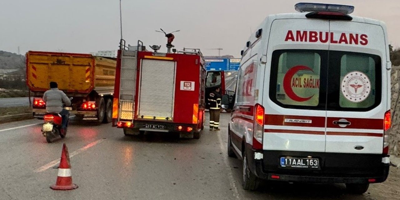 Kırmızı ışıkta bekleyen araca çarptı!