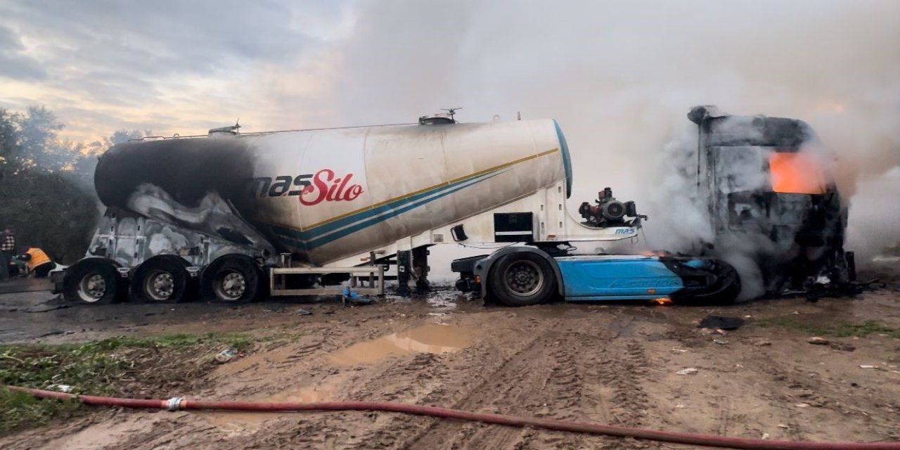Otomobille Çarpışan Tanker Patladı