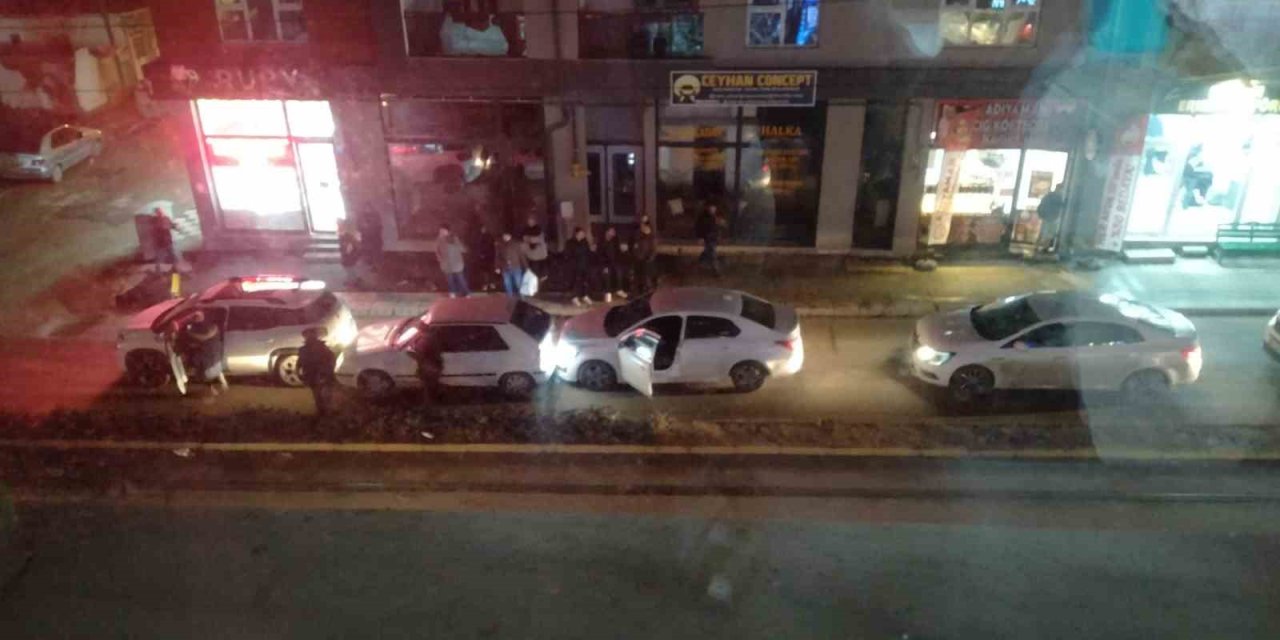 3 Aracın Karıştığı Zincirleme Kaza Trafiği Kilitledi