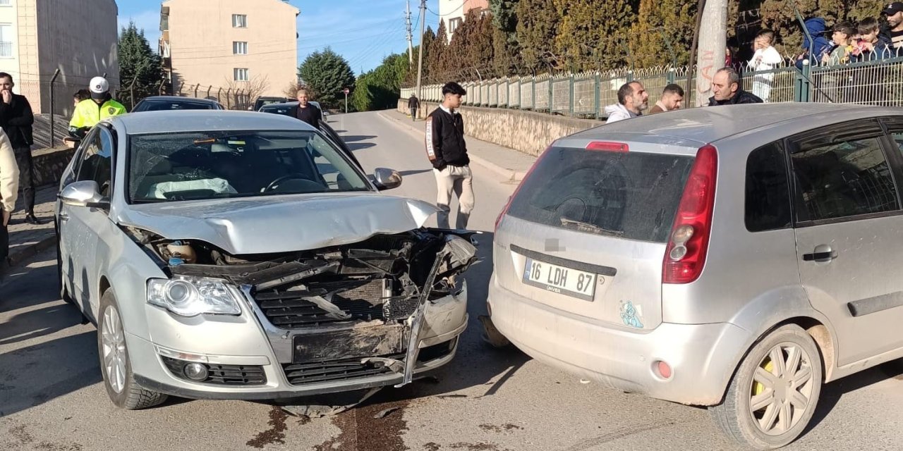 Otomobiller Kafa Kafaya Çarpıştı