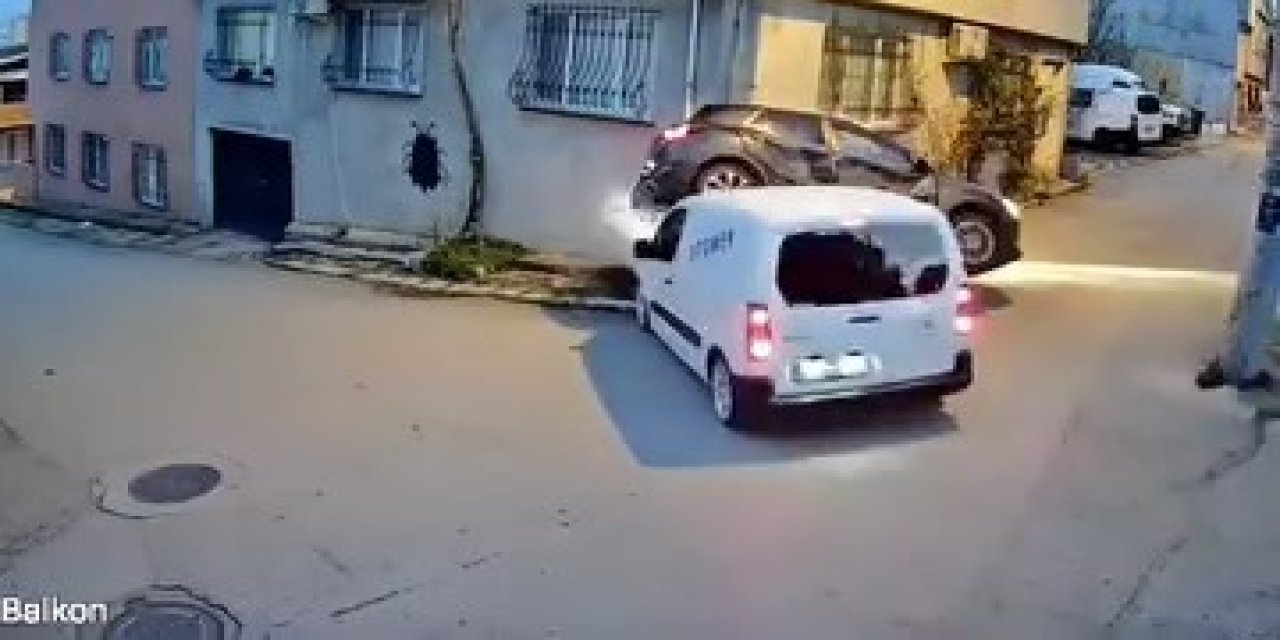 Ara Sokakta Hızla İlerleyen Otomobiller Çarpıştı