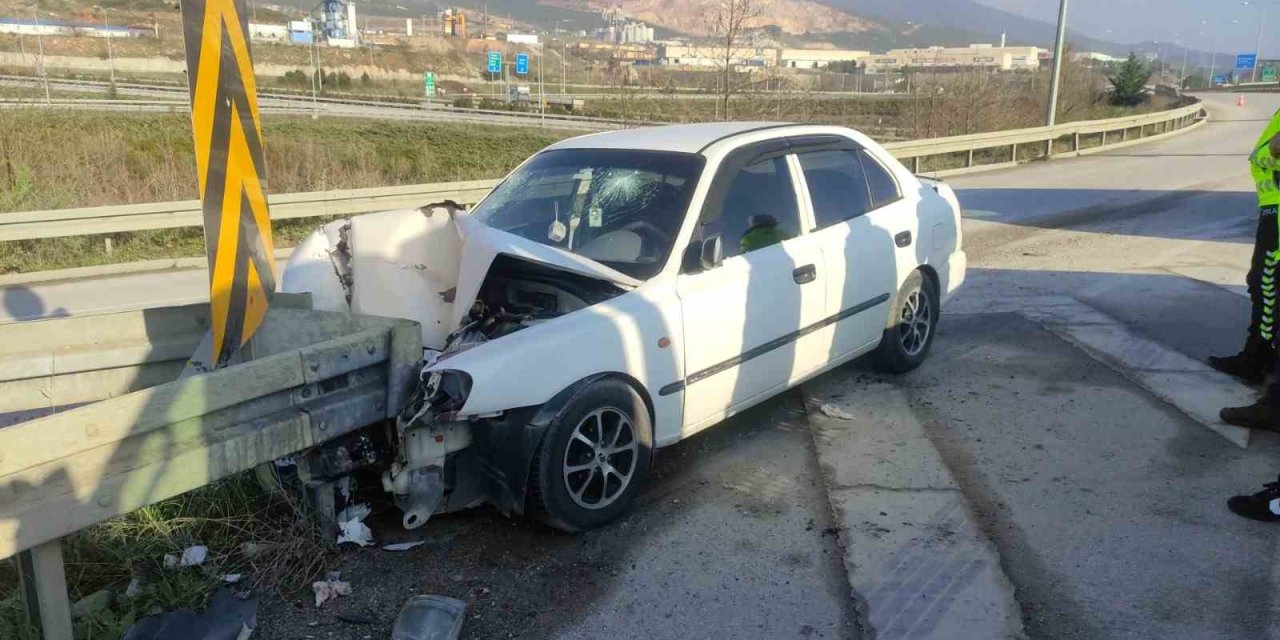Kontrolden Çıkan Otomobil Bariyerlere Saplandı