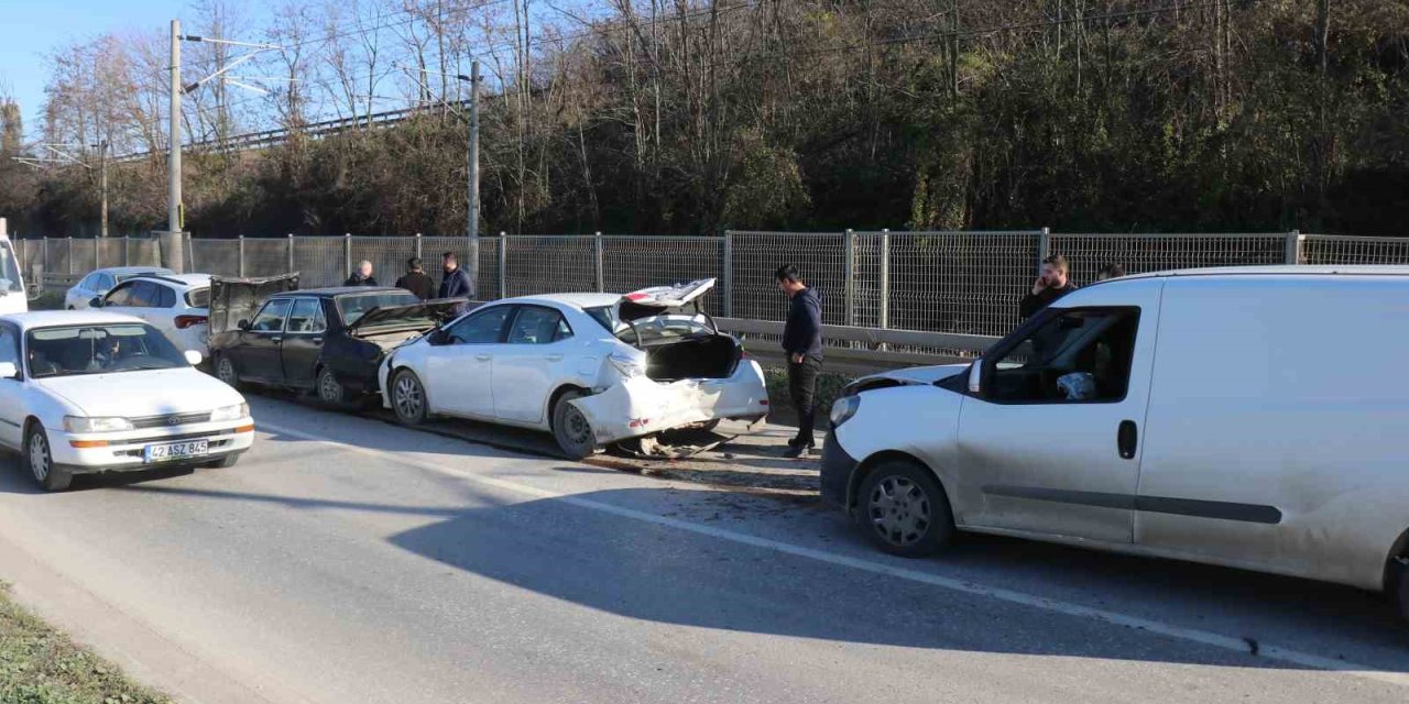 4 Araçlı Zincirleme Kaza: Uzun Araç Kuyrukları Oluştu