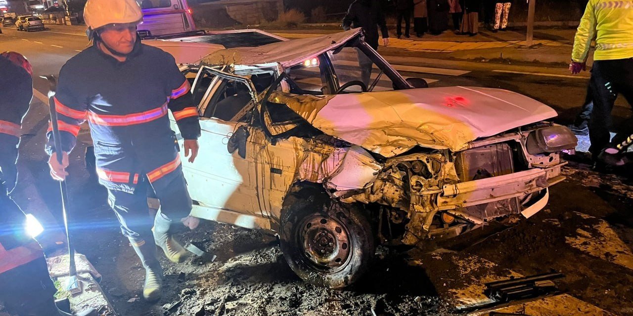 Kavşakta İki Otomobil Çarpıştı, Biri Takla Attı: 1’i Ağır 4 Yaralı