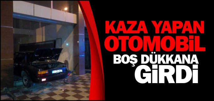 KAZA YAPAN ARAÇ BOŞ DÜKKANA GİRDİ