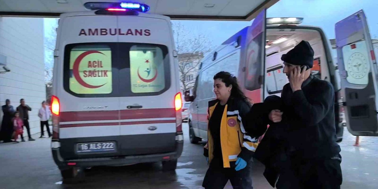 Hapşıran Sürücü Kontrolü Kaybedince Araç Duvara Çarptı: 2 Yaralı