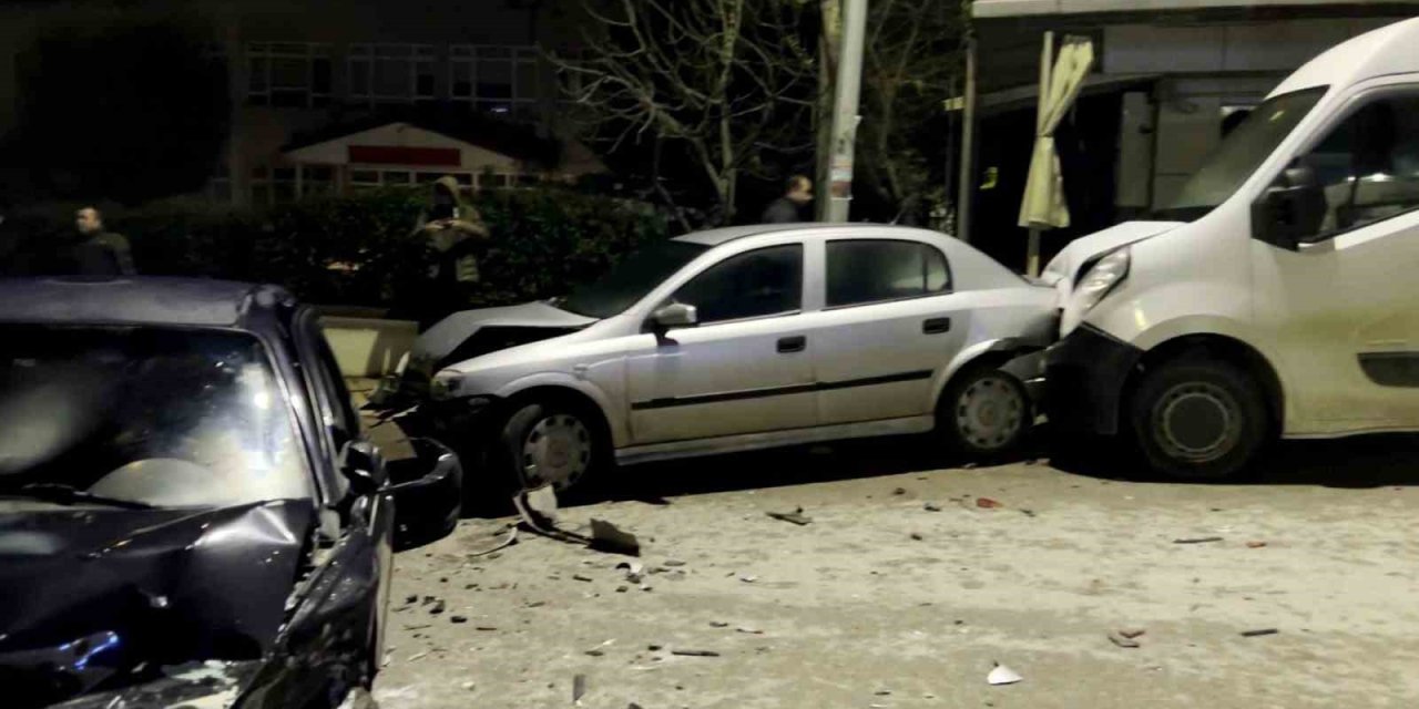 Kontrolden Çıkan Otomobil, Park Halindeki 4 Araca Çarptı: 1 Yaralı