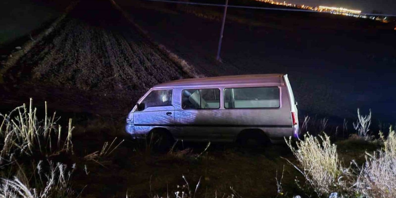 Minibüs Yoldan Çıktı: 3 Yaralı!