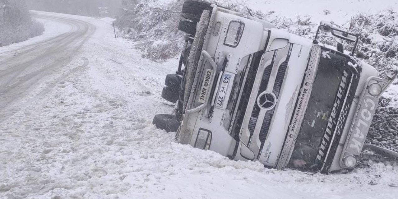 Kar Yağışı Sebebiyle Yoldan Çıkan Tır Devrildi