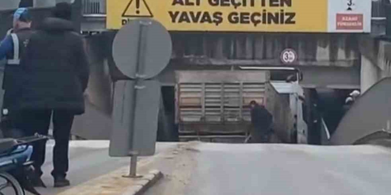 Tır alt geçitte sıkıştı