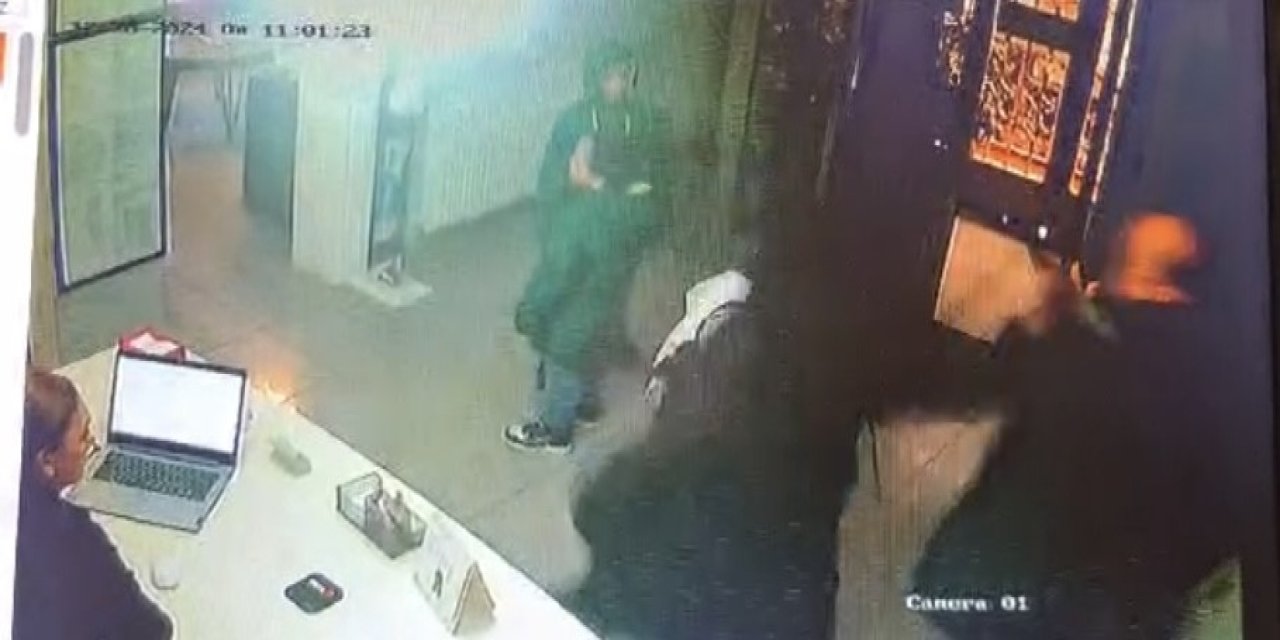 Diş Hekimini Bıçakladı, Çocuklarını Bırakıp Kaçtı