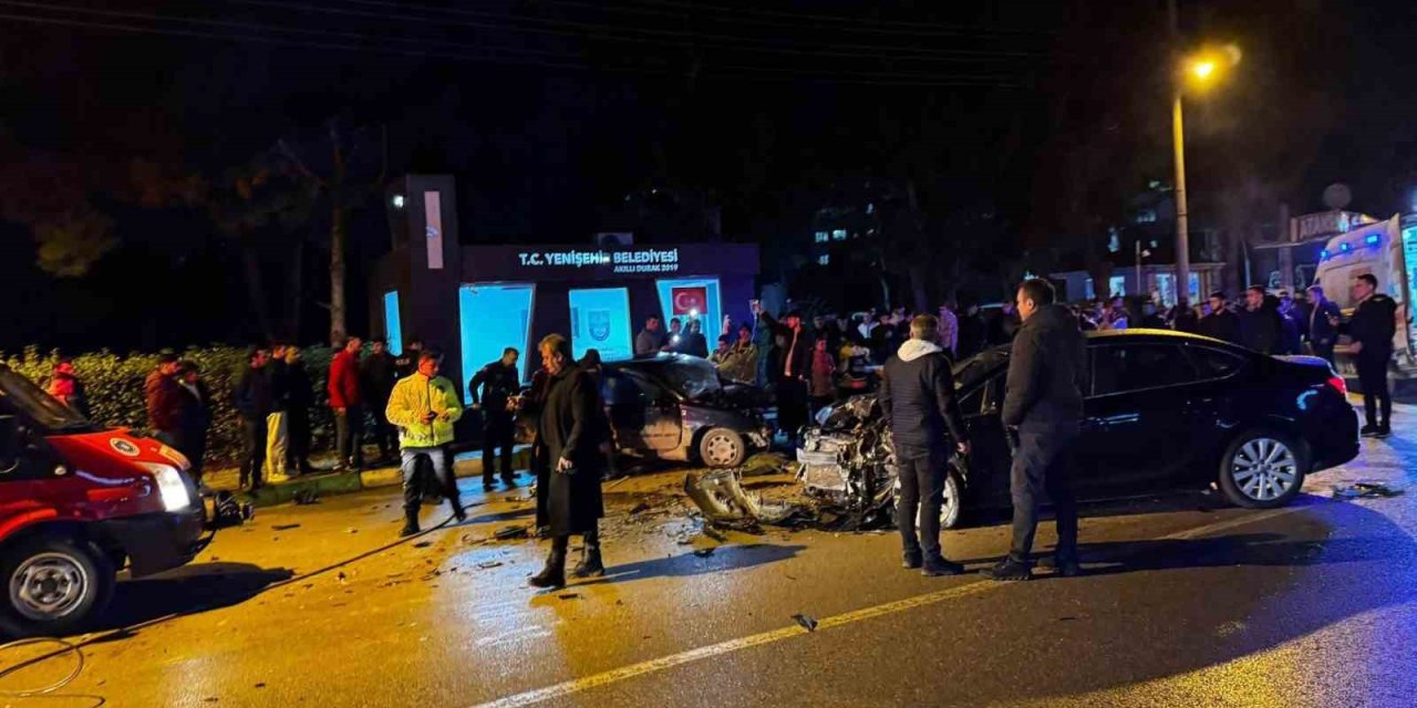 İki Otomobil Kafa Kafaya Çarpıştı: 2 Yaralı