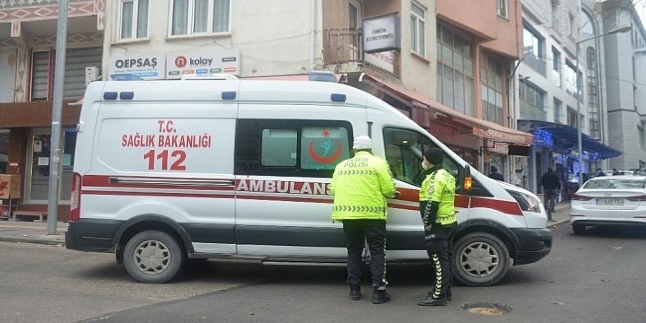 Motosiklet ile otomobil çarpıştı