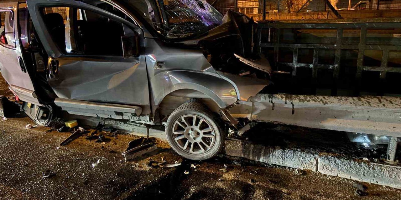 Kontrolden Çıkan Otomobil Bariyerlere Ok Gibi Saplandı: 1 Yaralı