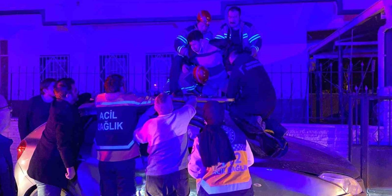 2 Otomobil Çarpıştı: 3 Yaralı