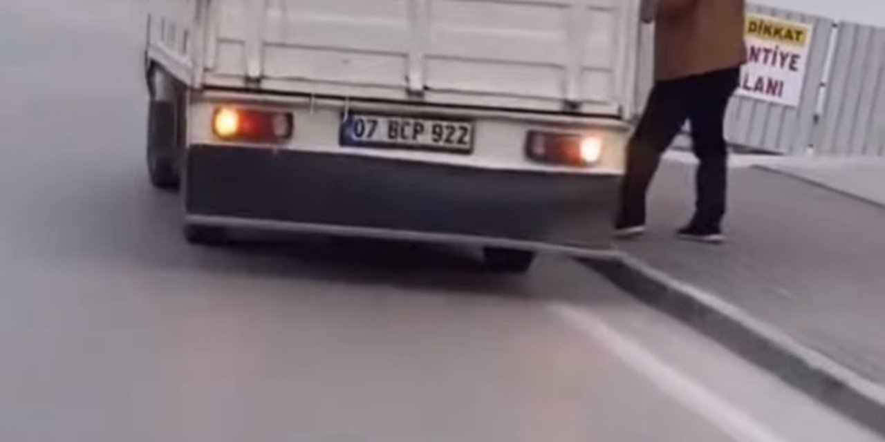 Attığı Sigara Kamyonetin Kasasındaki Malzemeleri Tutuşturdu