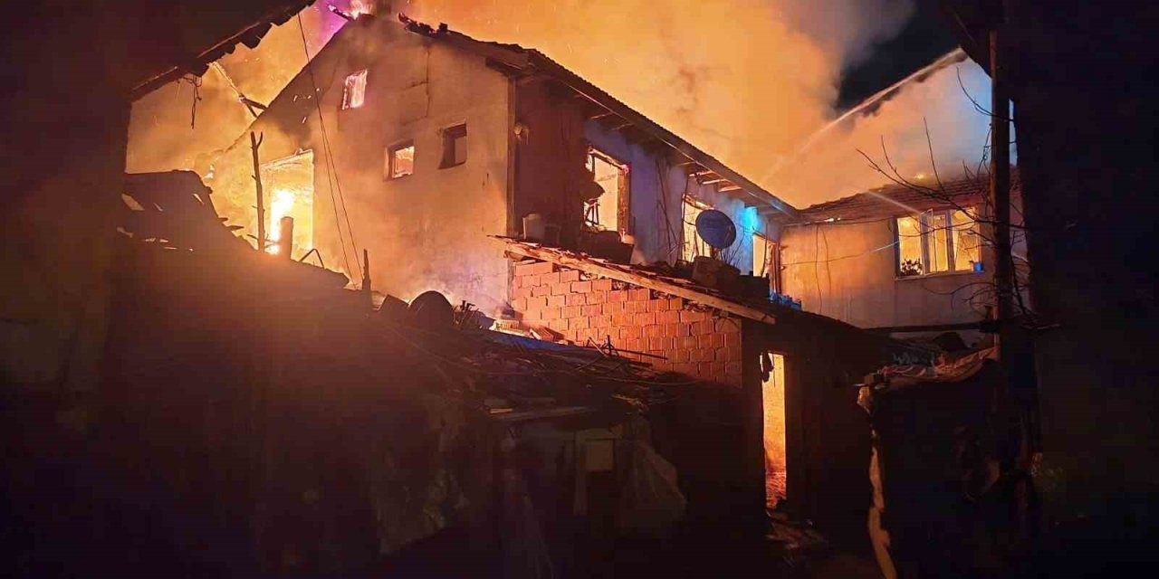 Çıkan Yangında 2 Ev İle 1 Ahır Zarar Gördü