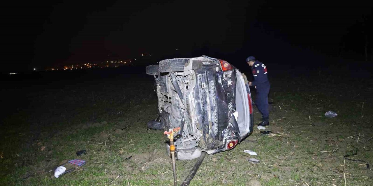 Kontrolden Çıkan Otomobil Takla Atarak Tarlaya Uçtu
