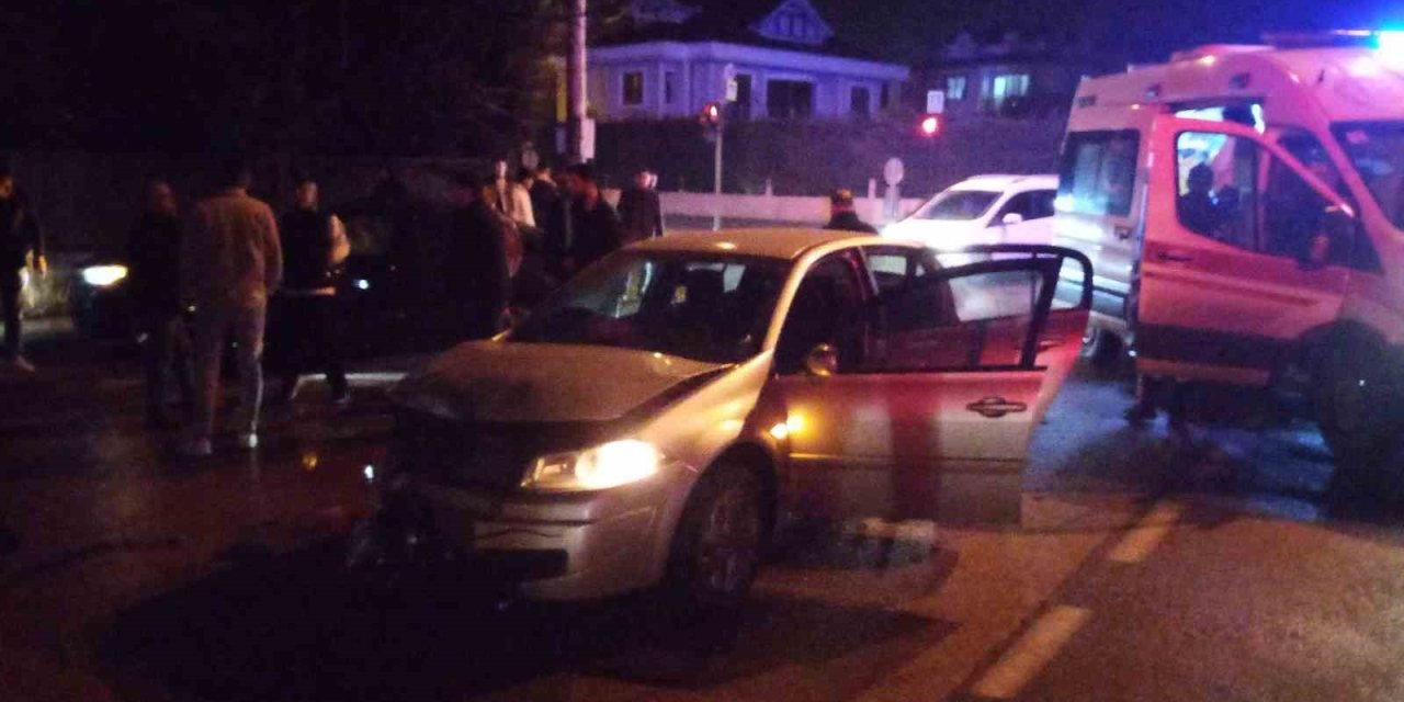 Ambulansa Yol Vermek İsteyen 2 Otomobil Çarpıştı