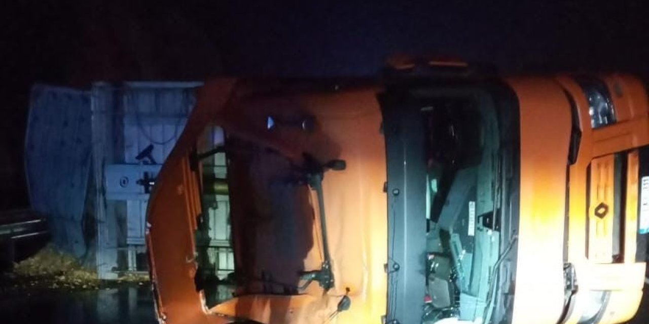 Kontrolden Çıkan Tır Devrildi